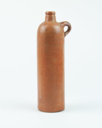 mineralwasserflasche-1880-mit-henkel-ton
