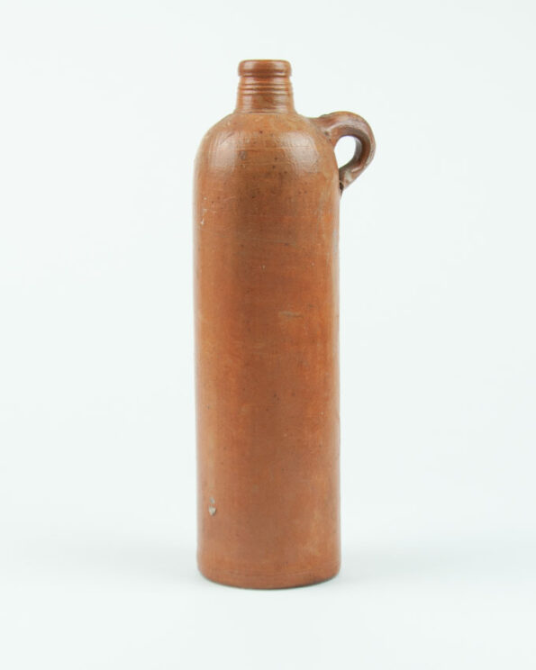 mineralwasserflasche-1880-mit-henkel-ton