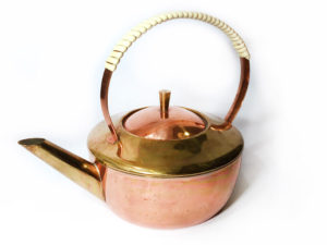 Teekanne aus kupfer und messing
