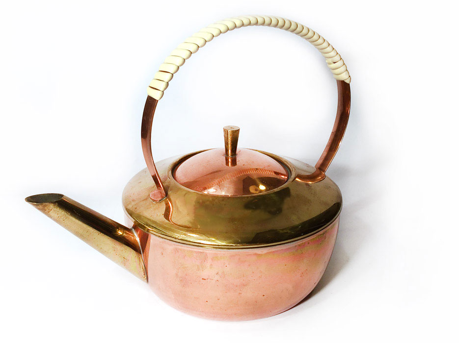 Teekanne aus kupfer und messing