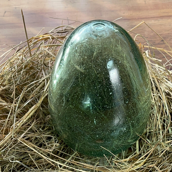 Glasei Grünglas mundgeblasen stehend im Nest