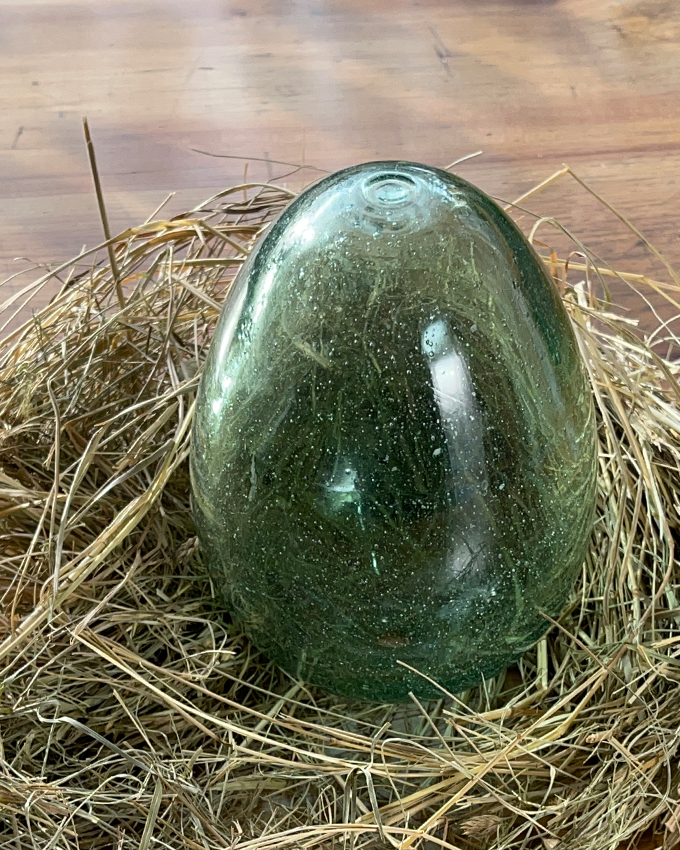 Glasei Grünglas mundgeblasen stehend im Nest