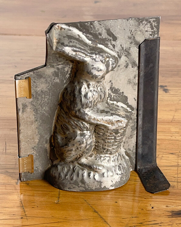 Osterhase mit Korb Metall Backform Rückseite