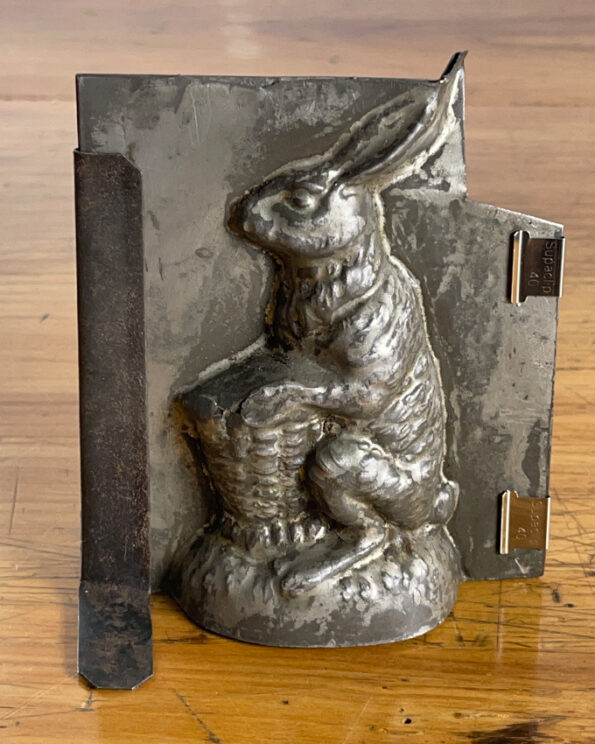 Osterhase mit Korb Metall Backform Vorderseite