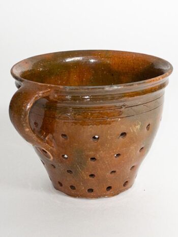 Siebtopf aus Keramik für Quarkzubereitung vor 1900
