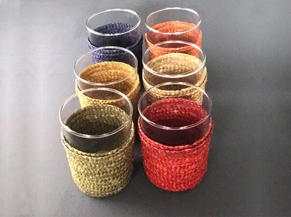 6 Gläser mit Basthülle