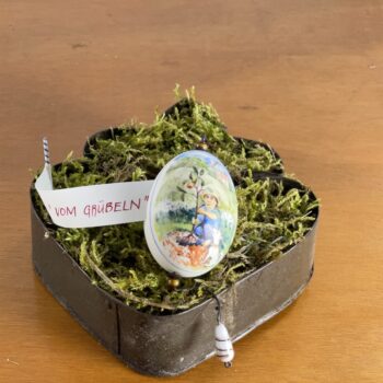 Vintage Metallbackform als Lilie mit Moos dekoriert