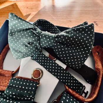 Elegante grüne Hosenträger, reine Seide, gepunktet, mit Leder-Ösen und Clips. gebundene Fliege
