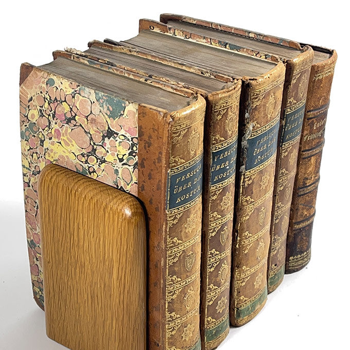 Bücherstützen aus Eiche, handwerkliche Arbeit