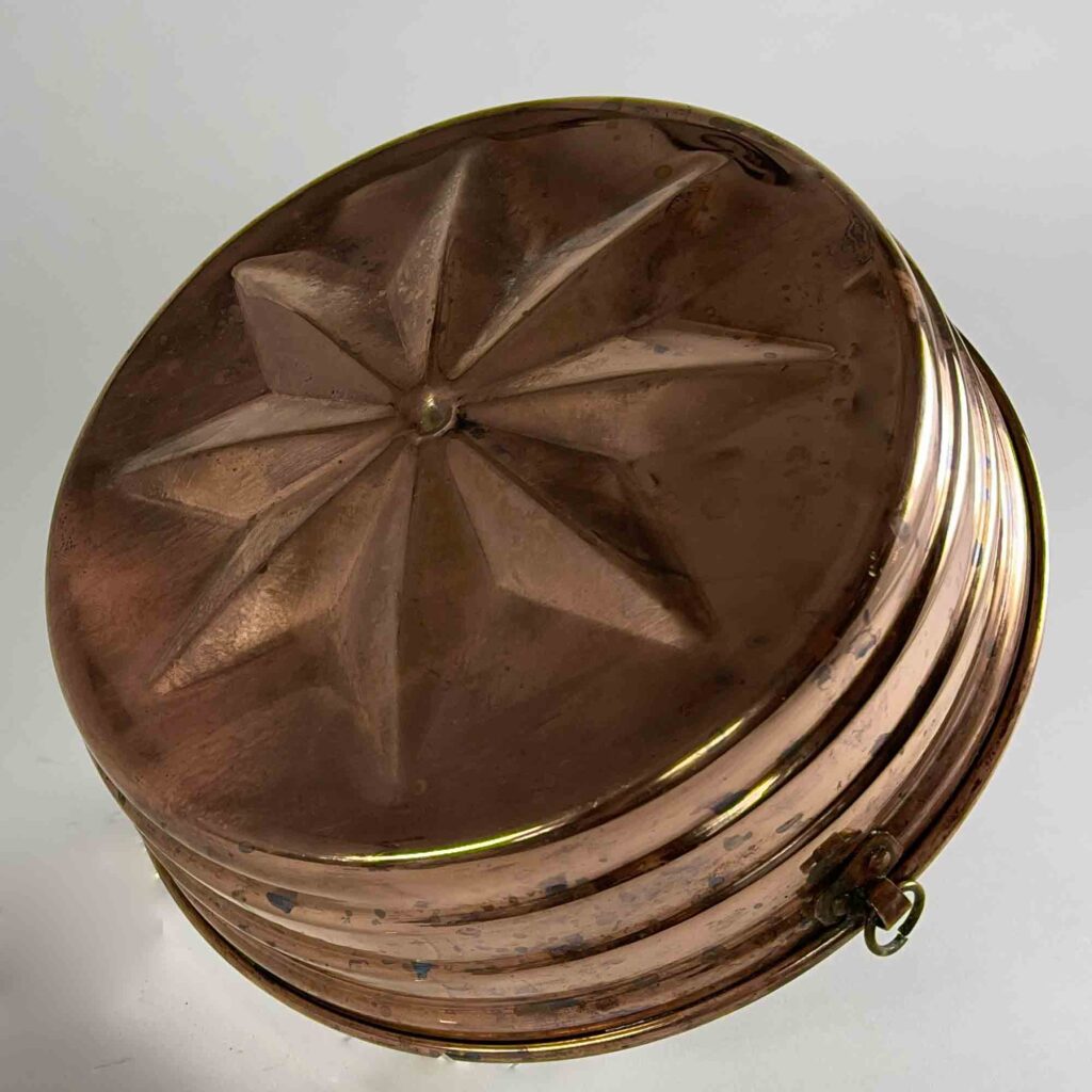 Backform aus Kupfer mit einem Stern-Motiv