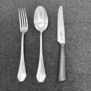 Art Deco Besteckteile versilberte Gabel und Löffel mit facettierten Griffen, Messer mit dunklem Griff und Metallzwinge
