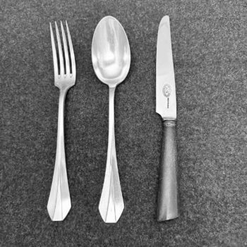 Art Deco Besteckteile versilberte Gabel und Löffel mit facettierten Griffen, Messer mit dunklem Griff und Metallzwinge
