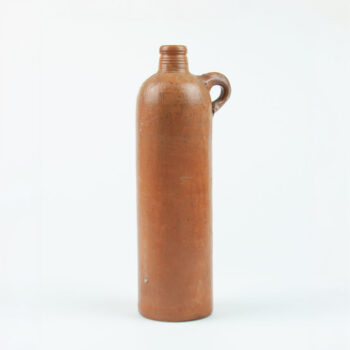 antike mineralwasserflasche mit henkel aus keramik