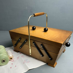Nähkästchen aus Holz im Mid-Century-Design mit Messinggriff