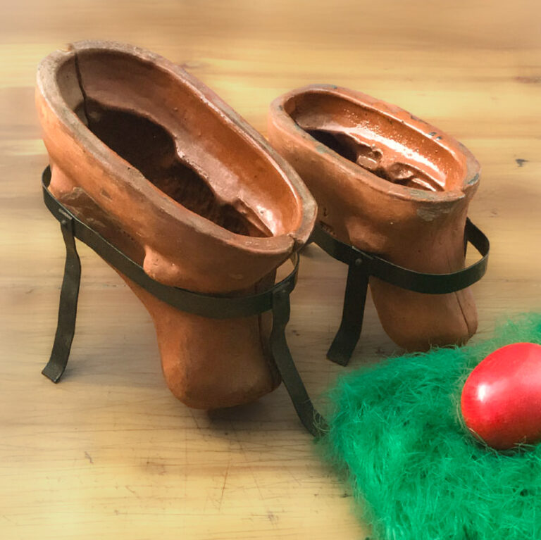 Paar Osterlämmer zum Backen, antik, jeweils mit Ständer und große Form - selten