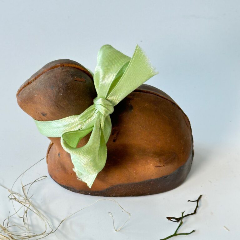 Kleiner antiker Osterhase aus Ton als Backform mit Schleife