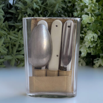 Antikes Klappbesteck oder Offiziersbesteck, mit geschliffenem Glas und Lederetui – Messer, Gabel, Löffel' dreiteilig,