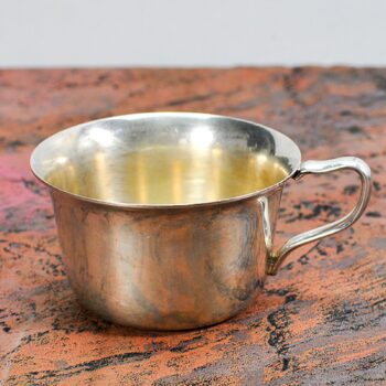 Einzelne versilberte Suppentasse in Nahaufnahme mit deutlich erkennbarer Patina und goldenem Innenbereich