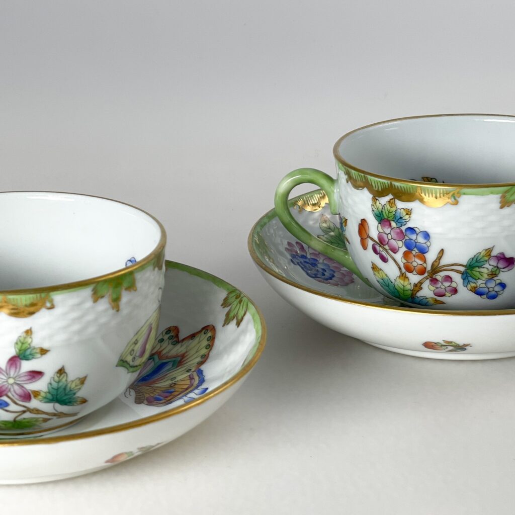 2 Teetassen Herend im Dekor Queen Victoria mit grünen Henkeln und Goldrand, handbemaltes Porzellan von 1942