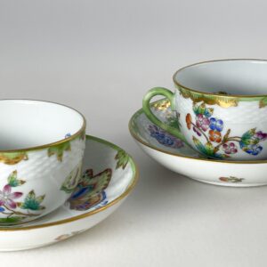 2 Teetassen Herend im Dekor Queen Victoria mit grünen Henkeln und Goldrand, handbemaltes Porzellan von 1942