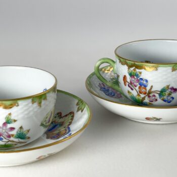 2 Teetassen Herend im Dekor Queen Victoria mit grünen Henkeln und Goldrand, handbemaltes Porzellan von 1942