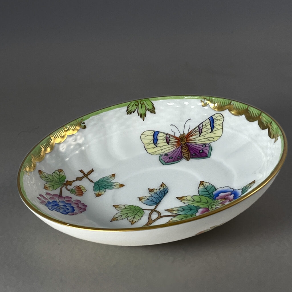 Untertasse von Herend mit handbemaltem Schmetterling im Dekor Queen Victoria, Goldrand und grüne Akzente